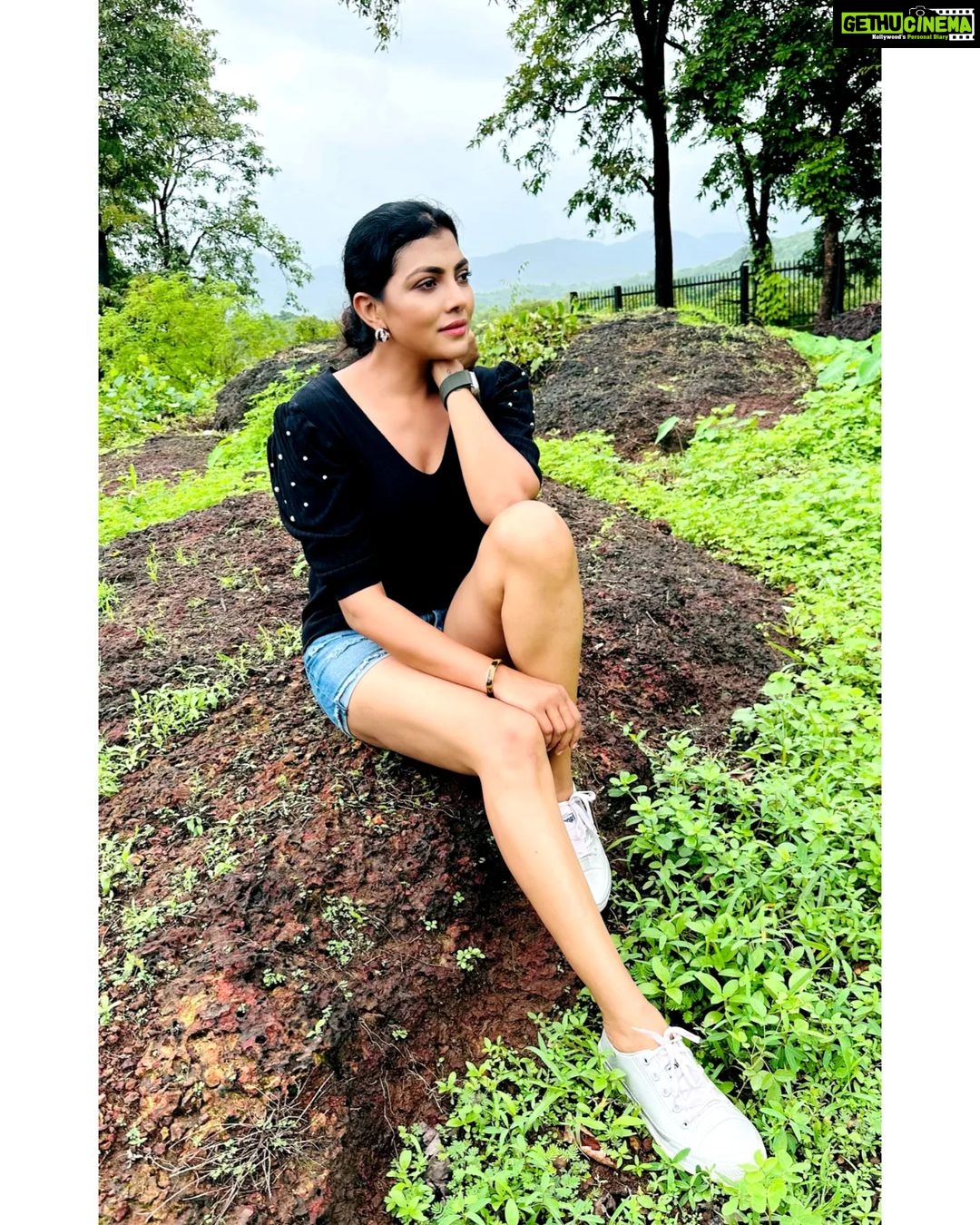 Lahari Shari Instagram - As the sun rises over the horizon, I am reminded of the beauty that surrounds me. Sitting here on this rock, feeling the warmth and serenity of Goa, I can't help but feel grateful for this moment. It's in moments like these that I am reminded of the power of nature and the joy it brings to my soul. #MorningVibes #Goa #NatureLover #Grateful #PeacefulMornings #GoanVibes #SerenityAtItsBest #MorningMoods #GoaFeels #HappySoul