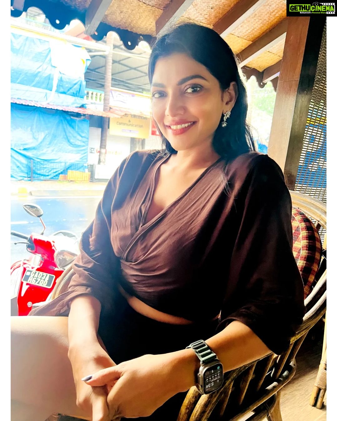 Lahari Shari Instagram - Feeling on top of the world in Goa this Wednesday morning! ☀️ Sitting back, smiling, and striking a pose for the perfect shot! 📸 Join me as I soak up the sun and embrace the excitement of this beautiful paradise! 🌴✨ #Goa #WednesdayVibes #SmileBright #ParadiseCalling #LivingTheDream #GoaFeels #LivingInTheMoment #SmilingFromEarToEar #ExcitedToBeHere Candolim Beach, Goa
