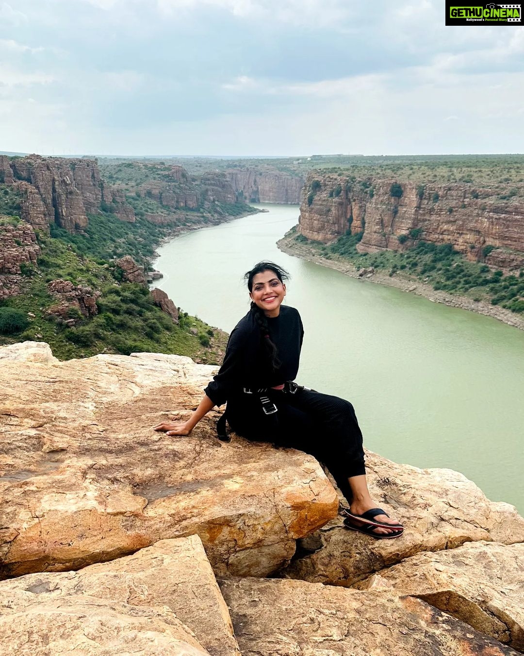 Lahari Shari Instagram - Perched on this mighty rock, my heart races with adrenaline still coursing through my veins. The thrill of rope sliding at Gandikota was like dancing with danger itself. And now, as I sit here, the breathtaking view before me takes my breath away once again. Life is but a daring adventure, and I'm here to embrace every exhilarating moment. πβ¨ #LivingOnTheEdge #GandikotaGush #Gandikota #ThrillSeeker #AdventureAwaits Gandikotahilltopcamping