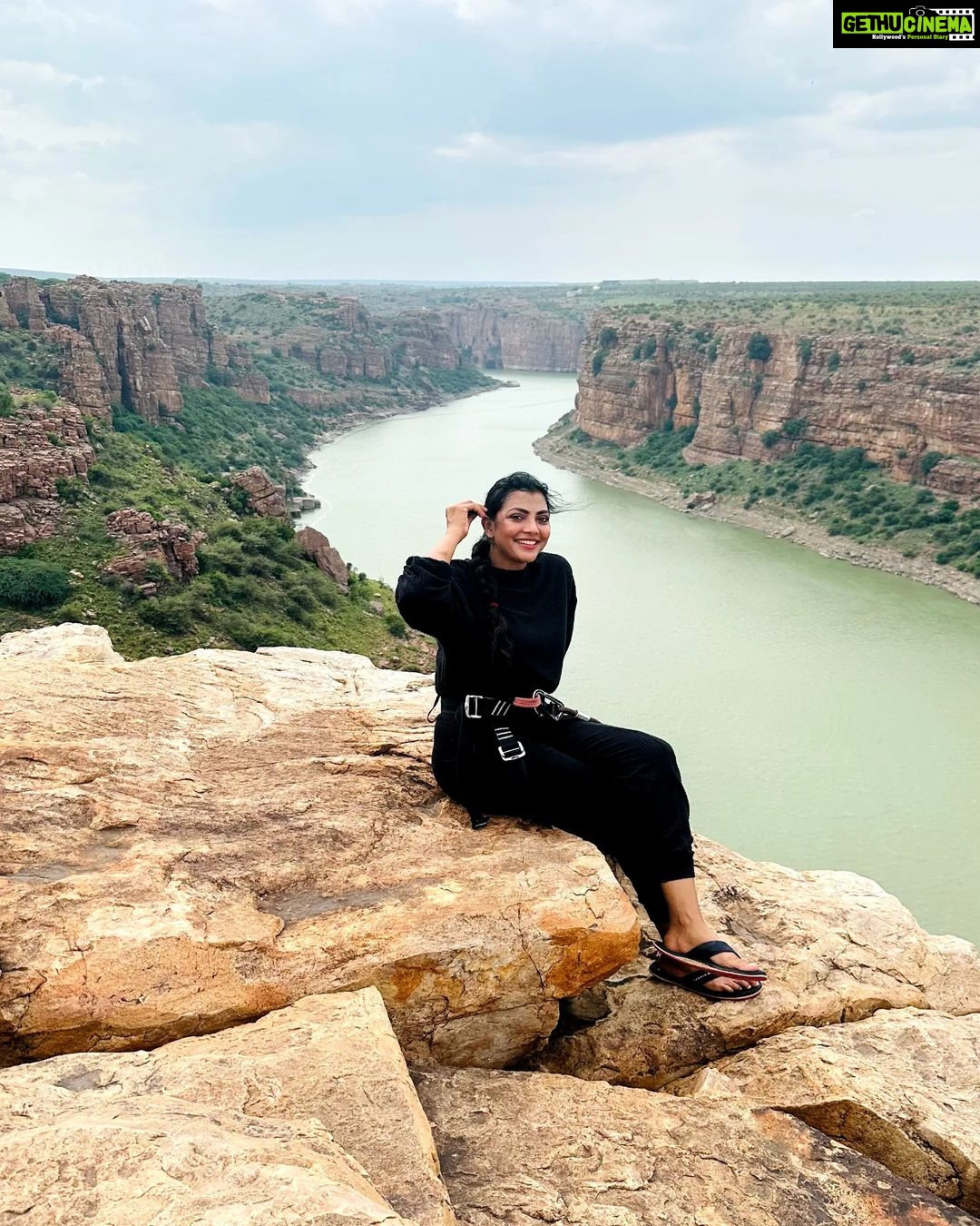Lahari Shari Instagram - Perched on this mighty rock, my heart races with adrenaline still coursing through my veins. The thrill of rope sliding at Gandikota was like dancing with danger itself. And now, as I sit here, the breathtaking view before me takes my breath away once again. Life is but a daring adventure, and I'm here to embrace every exhilarating moment. πβ¨ #LivingOnTheEdge #GandikotaGush #Gandikota #ThrillSeeker #AdventureAwaits Gandikotahilltopcamping