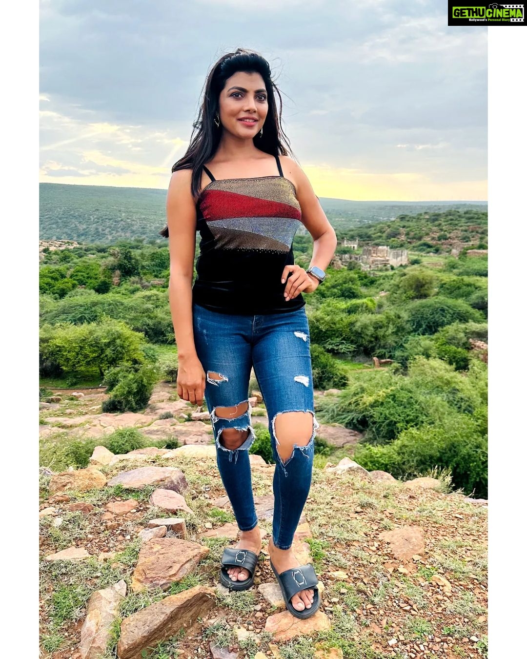 Lahari Shari Instagram - Reaching new heights, both figuratively and literally. Standing proud on this hilltop, embracing the beauty around me. The world below fades away as the drama of the sky consumes me.🌟✨ #NewHeights #EmbracingBeauty #JourneyOfALifeTime #LifeAtTheTop #DreamsAndReality #OnTopOfTheWorld #DramaticViews Gandikota Adventure Trip