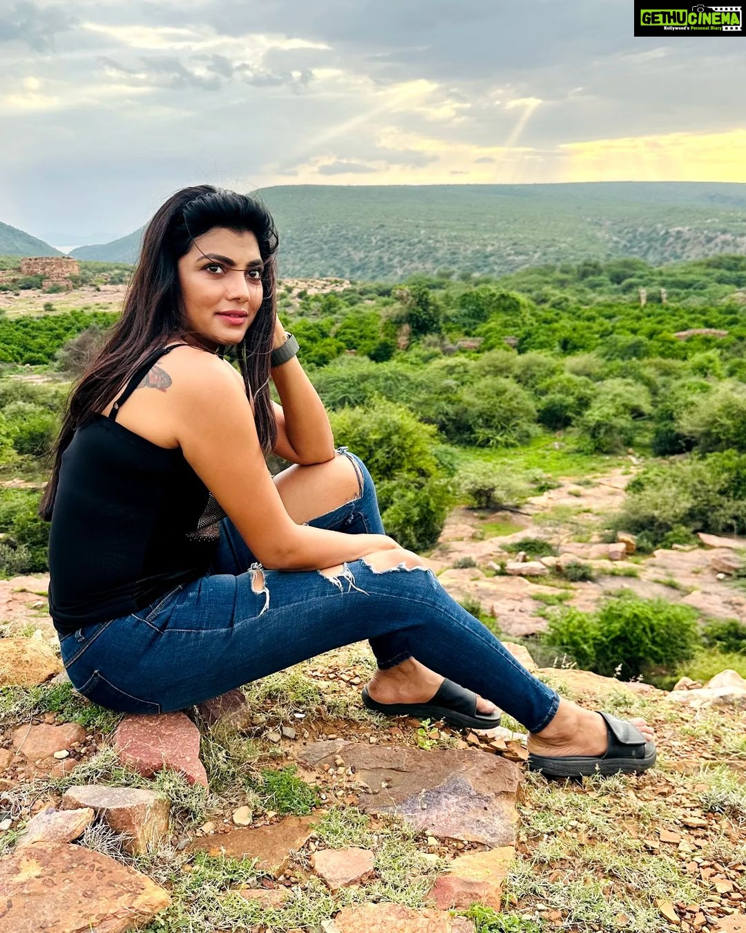 Lahari Shari Instagram - Embracing the simple joys of life, perched atop this hill of happiness! 🌿✨ Let the serenity of nature wash over you as you find your own peace in the midst of this breathtaking view. Take a moment, breathe it all in, and let your soul soar with the wind. 💫✨ Join me on this journey of pure bliss, as we embrace the beauty that surrounds us! 💛🌻 #HilltopHappiness #NatureNirvana #SoulfulSerenity #DramaticVibes #InnerPeace Gandikota Adventure Trip