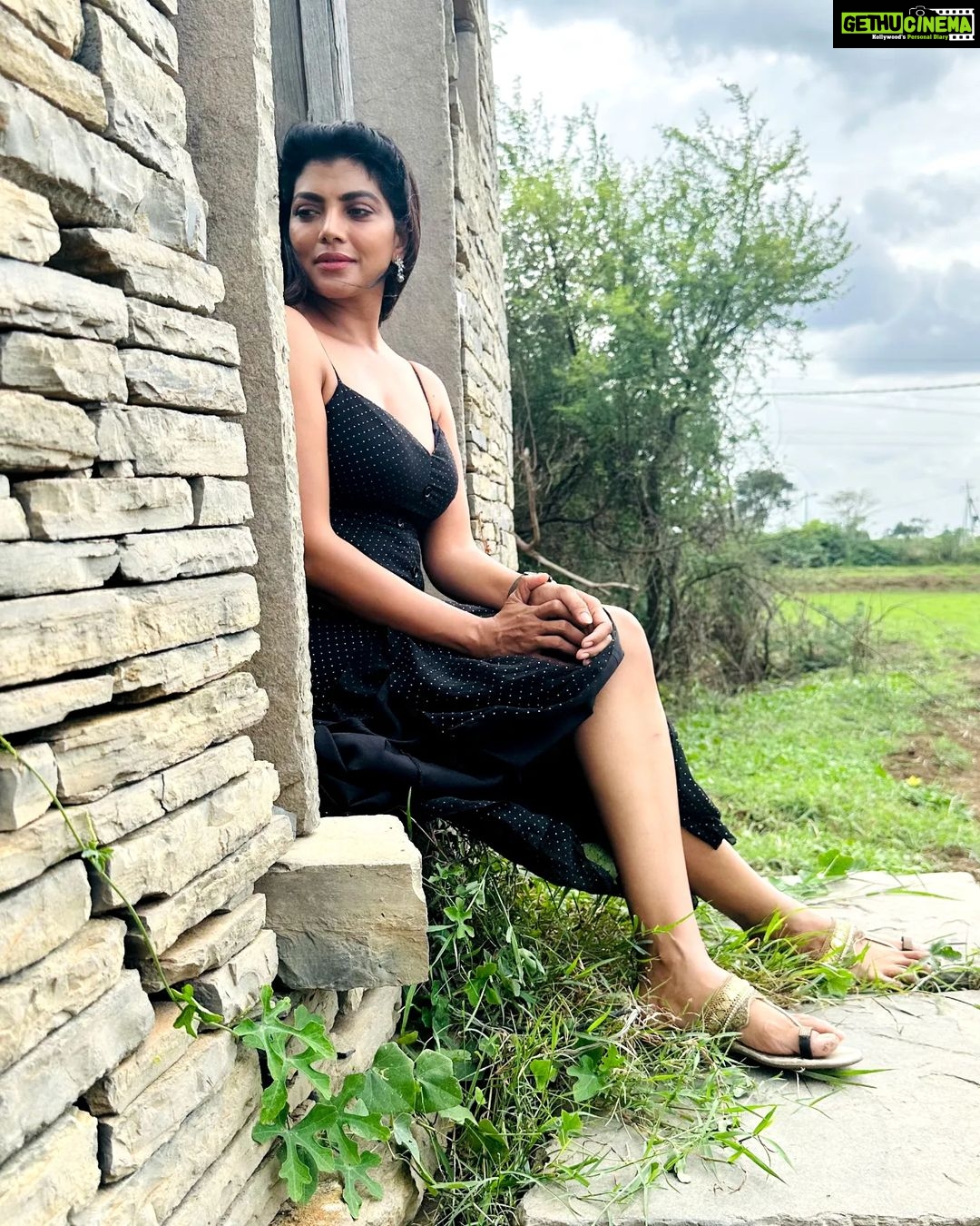 Lahari Shari Instagram - Lost in the rugged depths of my thoughts, I find solace at this rocky doorstep... where the echoes of my dreams collide with the whispers of my fears. In this dramatic realm, I stand, ready to conquer the unknown. ðŸ’🖤💃 Designer and Stylist : @adamohyd #DeepContemplation #EmbracingTheFear #UnchartedTerritory #DramaticMood #LostInThoughts #EmbraceTheChaos Gandikota Adventure Trip
