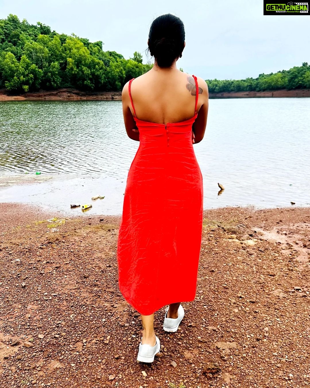 Lahari Shari Instagram - Gazing into the endless depths of the tranquil lake, I couldn't help but feel the weight of the world lift off my shoulders. Captivated by the spellbinding beauty of Goa, I let my thoughts drift away into the horizon, lost in the moment of pure serenity. Designer and Stylist : @adamohyd #dramatic #lakeview #Goa #solitude #tranquillity #lakesidemusing #dramaticvibes #lake #nature #soulsearching