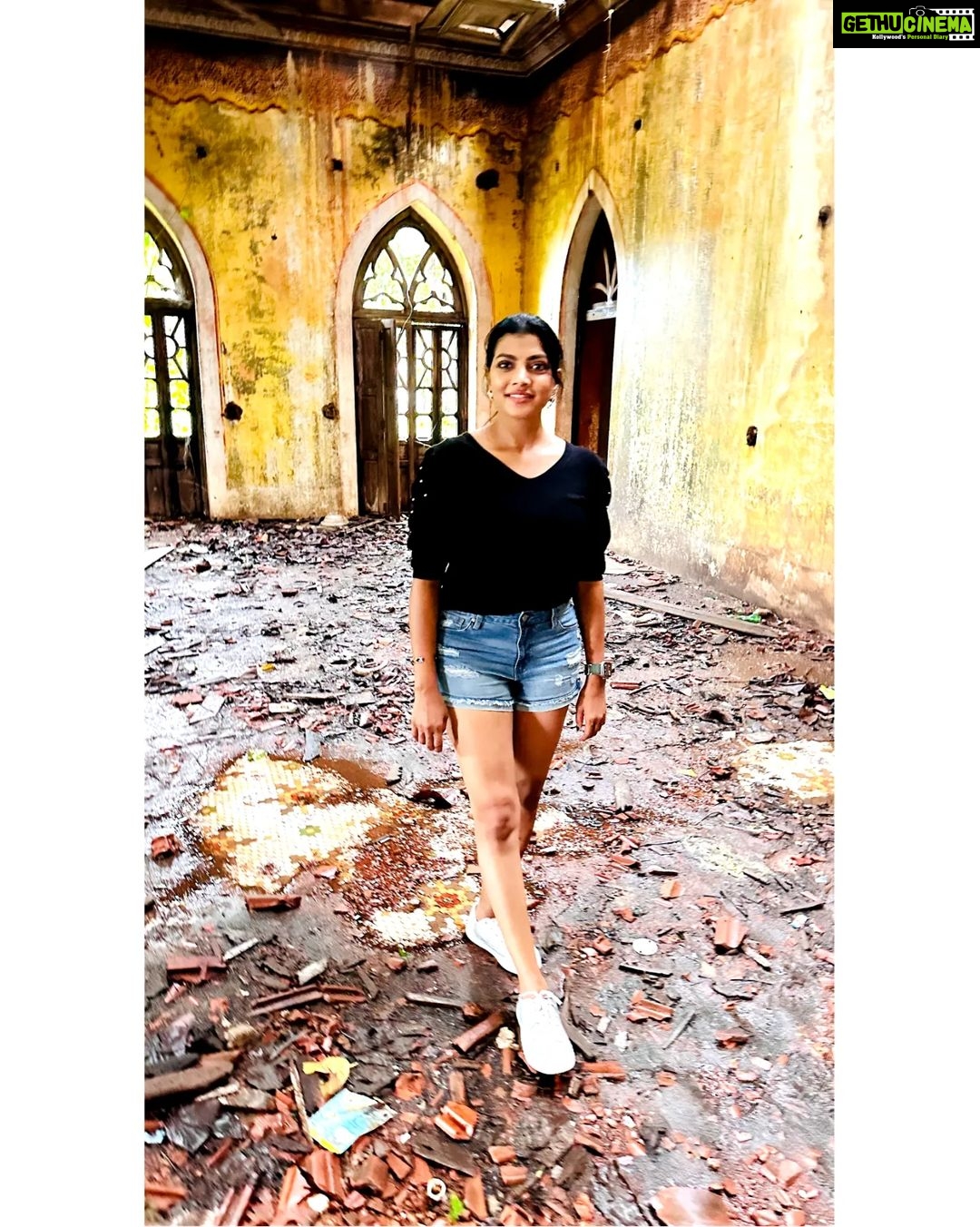 Lahari Shari Instagram - Brave souls, beware. The D'Mello House in Santimol will send shivers down your spine. Are you ready to face the haunting history of Goa's most infamous spot? š» The DāMello House in Santimol is one of the most haunted places in Goa. The house, bears a deserted look and has no buyers because it is believed to be haunted. The story talks of two brothers who once lived in this house. While arguing over the ancestral property, one of them killed the other. Ever since, the house is rumoured to be cursed that no family will ever be able to come to a harmonious division of the estate. According to folklore. Noises like falling of some object, a loud cry, shrieking sounds in night can be heardĀ inĀ theĀ house, The sounds are often linked to the spirit of the dead brother. #Haunted #Dramatic #ExploreGoa #DareToExplore #HauntedAdventures #SpookyGoa #Chills #GoaĀ #DMelloHouse