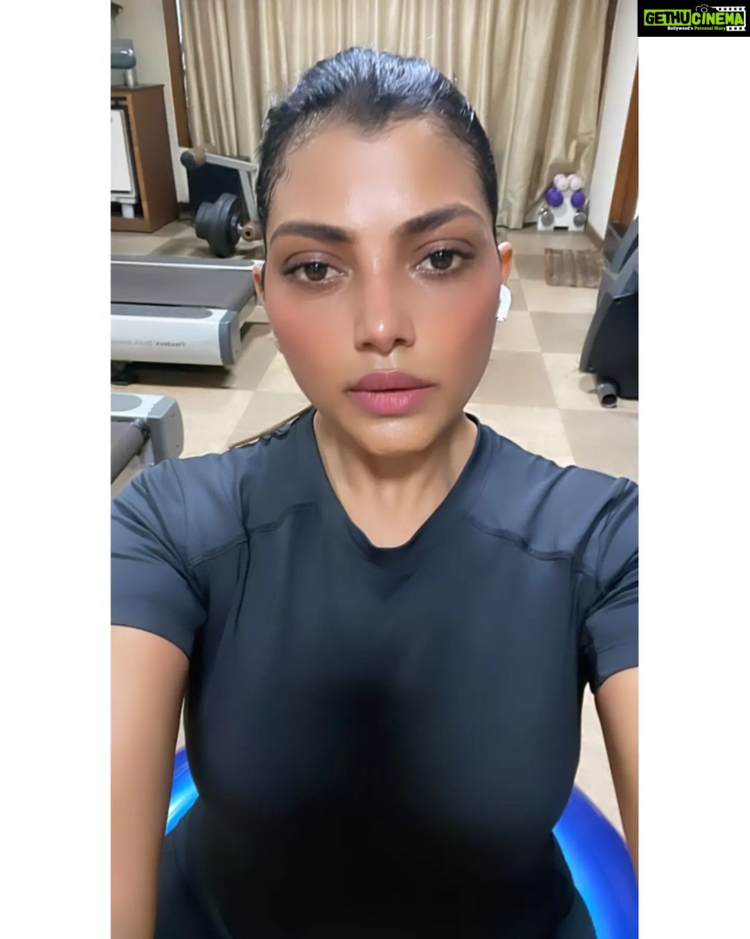 Lahari Shari Instagram - Sweating it out and feeling the burn! Nothing beats a good workout session. Pushing my limits and crushing those goals! š¤ #FitnessJunkie #WorkoutMotivation #FitLife #NoPainNoGain #JustKeepMoving #GymLife #SweatingItOut #FitFam Hyderabad