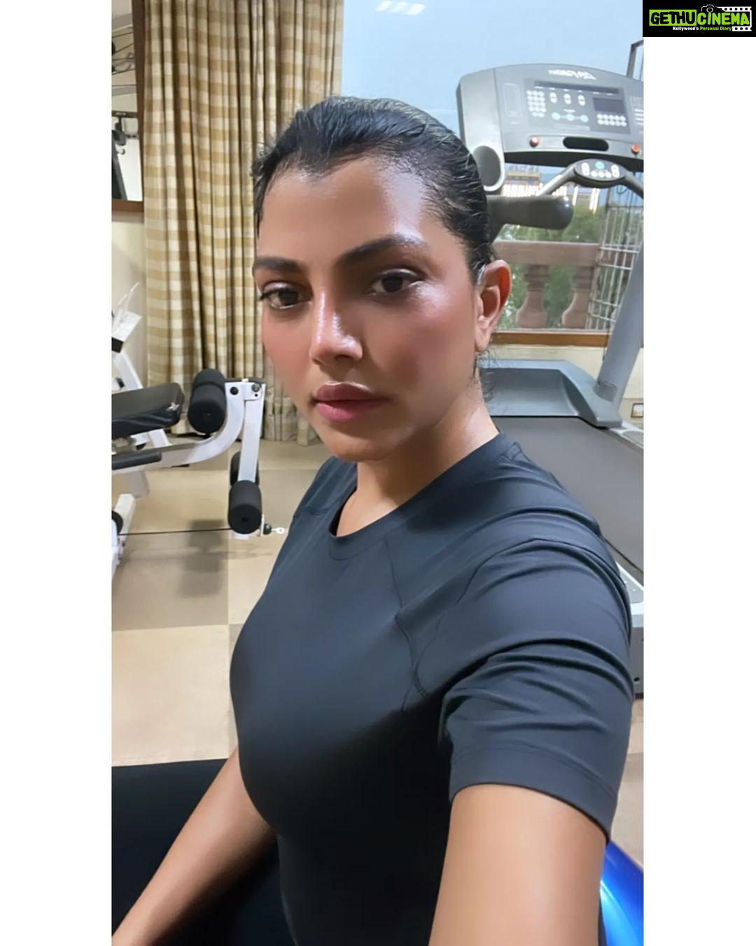 Lahari Shari Instagram - Sweat and self(ie) love! 🤳 Crushing my workout and feeling like a boss babe! #FitnessGoals #SelfieGameStrong #WorkoutMotivation #SlayingIt #GymSelfie #FitLife #FitFam #GymFlow #FitnessJunkie #WorkoutGoals Hyderabad
