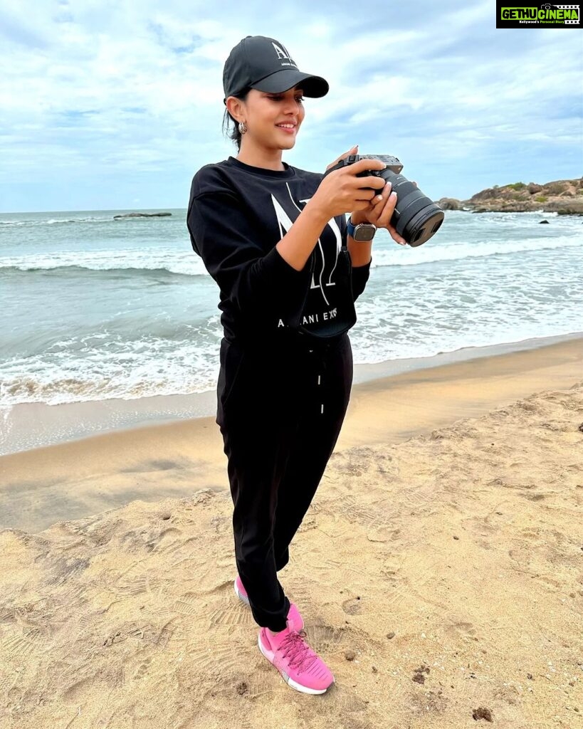 Lahari Shari Instagram - Beach vibes and camera clicks 📷✨ Capturing the beauty of the ocean with my trusty companion 🌊📸 Rocking my fav cap and pink kicks, feeling on top of the world! 😎💗 Nothing beats the feeling of sand between your toes and the sound of waves crashing against the shore. 🐚 Embracing the salty breeze and sandy toes, living for these carefree moments. 🌅✨ #BeachBabe #CameraLove #SaltInMyHair #HappyPlace #LivingMyBestLife #BeachVibes #HappyPlace #OceanLove #BeachLife #CapturingMoments #FeelingBlessed #WavesCrashing #SunsetLover #SandBetweenMyToes #LifeIsBetterAtTheBeach #MemoriesForLife #FeelingBlessed #HappyVibes #BeachGoals #PhotoLover #CasualCool #SaltyHairDontCare