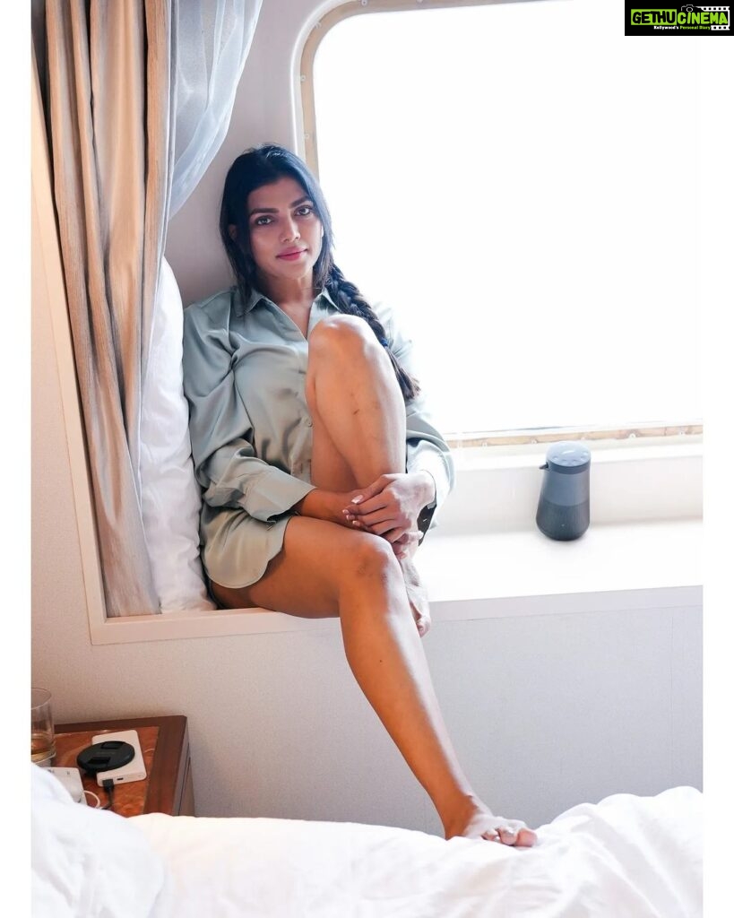 Lahari Shari Instagram - .Living the weekend dream 🌞☕️🙌 Saturday mornings are made for chillin', enjoying and soaking up the good vibes ✨🌞😎 Feeling all kinds of happy with a big smile on my face 😄💃 Photographer : @troyphotographyofficial #SaturdayMorning #SaturdayVibes #WeekendMode #ChillinInShorts #HappyFeels #LegsUp #GoodVibesOnly #SaturdayMorningFeels #WeekendModeActivated #ChillinAndVibin #HappyWeekendVibes #LazyMornings Hyderabad