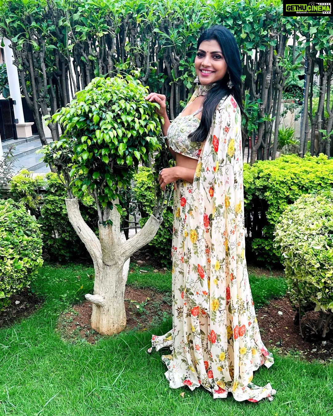 Lahari Shari Instagram - πΌ Embracing the sunshine and blooming with joy in this garden of happiness! πβ¨ Stylist : @adamohyd Attire : @ohanahyd #SmileAndShine #GardenVibes #HappyDays #NatureNutures #SmileOn #HappyVibes #GardenBliss #SmilingFromWithin #NatureTherapy Hyderabad