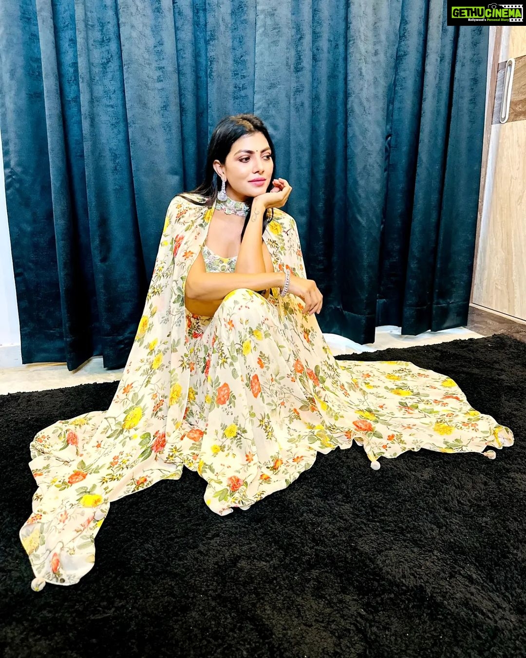 Lahari Shari Instagram - Feeling like a desi diva in this traditional ensemble! 😍✨ Rocking the ethnic vibes and loving every moment of it. 😊 Stylist : @adamohyd Attire : @ohanahyd #TraditionalWearGoals #SmilingAndPosing #HappyVibes #TraditionalVibes #CultureQeen #HappyPosing #FeelingFabulous #CultureLove #HappySmile Hyderabad