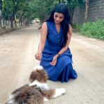 Lahari Shari Instagram - Chillin' with my fur baby, feeling pawsome! 🐶💙 Life is ruff, but moments like these make it worth every wag. 🌞🐾🌻 #GoodMorning #PuppyLove #FurBaby #LifeIsBeautiful #HappinessOverload Designer and Stylist : @adamohyd Hyderabad