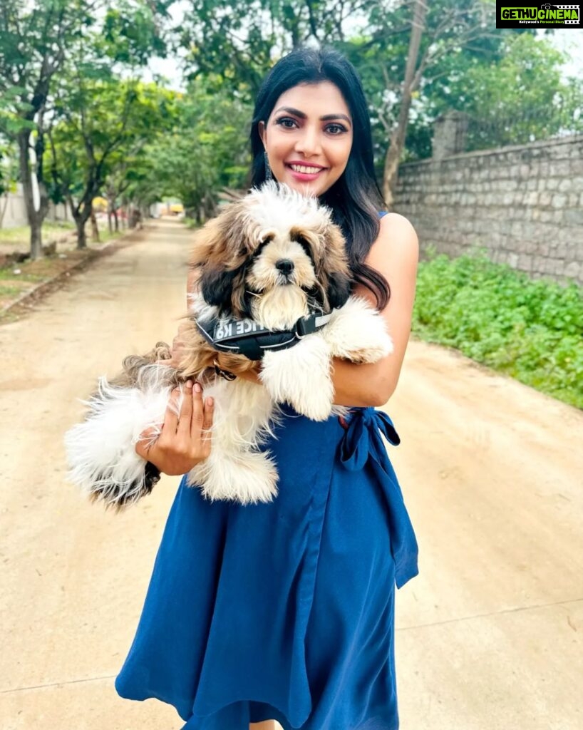 Lahari Shari Instagram - Sunday snuggles with my fur baby 🐶✨ Bringing joy and smiles to my day! 😄💕 #SundayVibes #FurBabyLove #HappinessOverload #HappyTimes #DogLove #WeekendFeels #SundayFunday #PawsomeCompanion #HappinessIsADog Designer and Stylist : @adamohyd Hyderabad