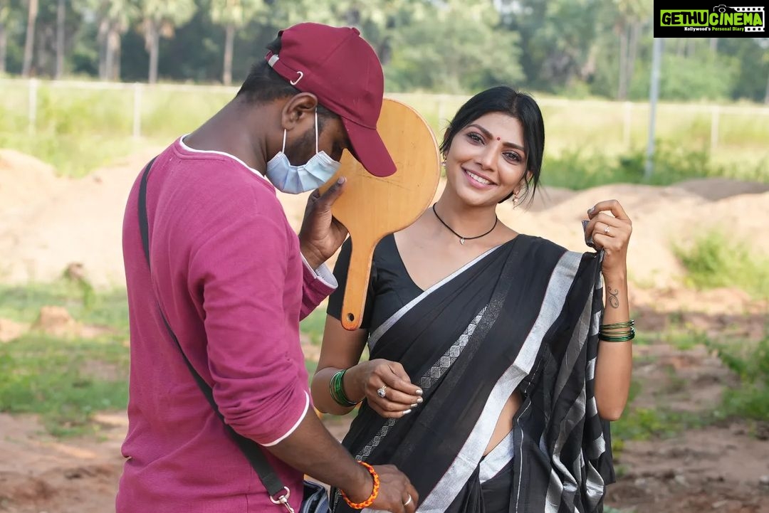 Lahari Shari Instagram - Lights, camera, action! Taking you behind the scenes of my song shoot "Oddanna Gundello Seri", unforgettable moments. π΅β¨ #BTS #ShootLife #MakingMagic #OddannaGundelloSeri #Music #SneakPeek #MusicVideoShoot Hyderabad