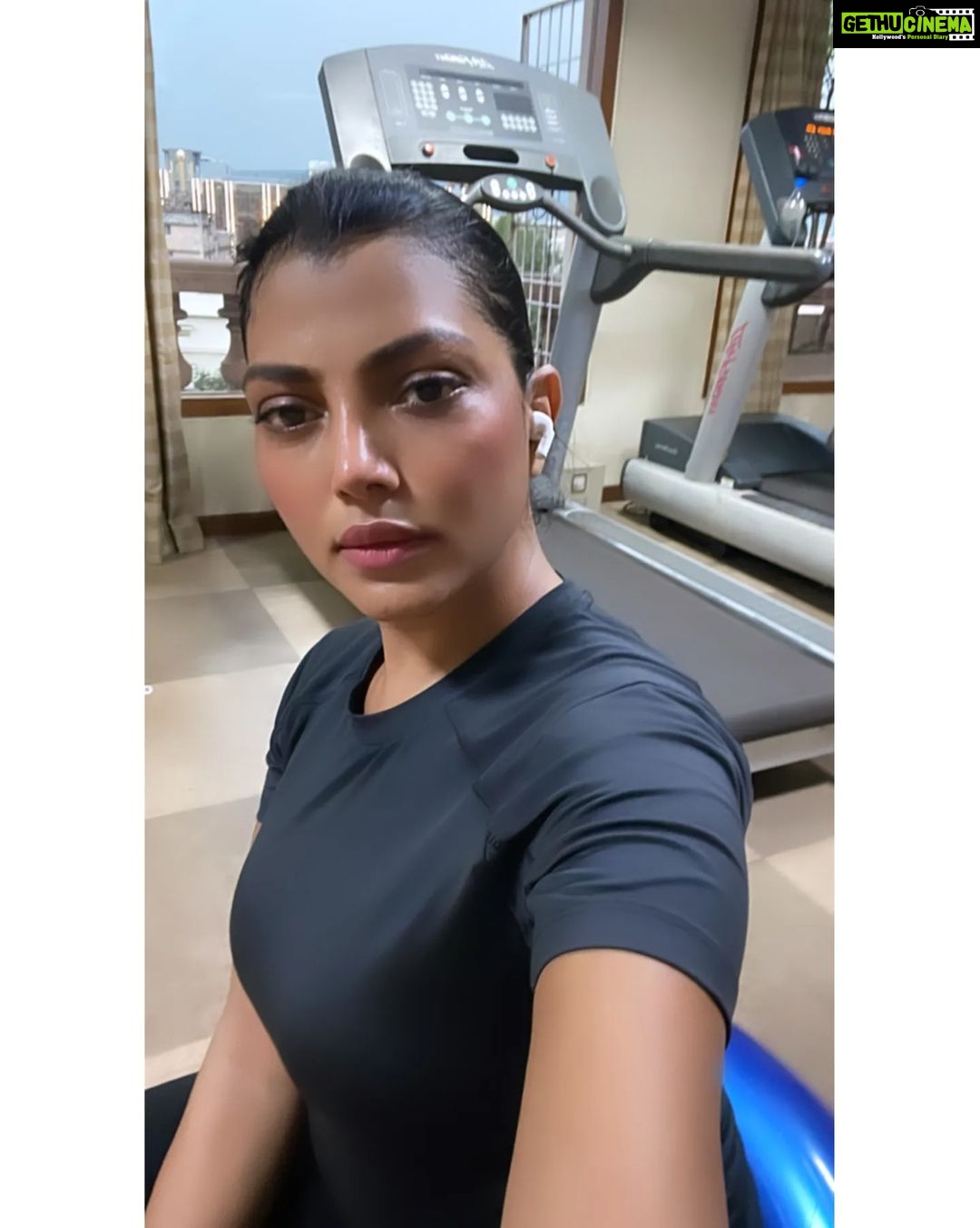 Lahari Shari Instagram - Sweat and self(ie) love! 🤳 Crushing my workout and feeling like a boss babe! #FitnessGoals #SelfieGameStrong #WorkoutMotivation #SlayingIt #GymSelfie #FitLife #FitFam #GymFlow #FitnessJunkie #WorkoutGoals Hyderabad