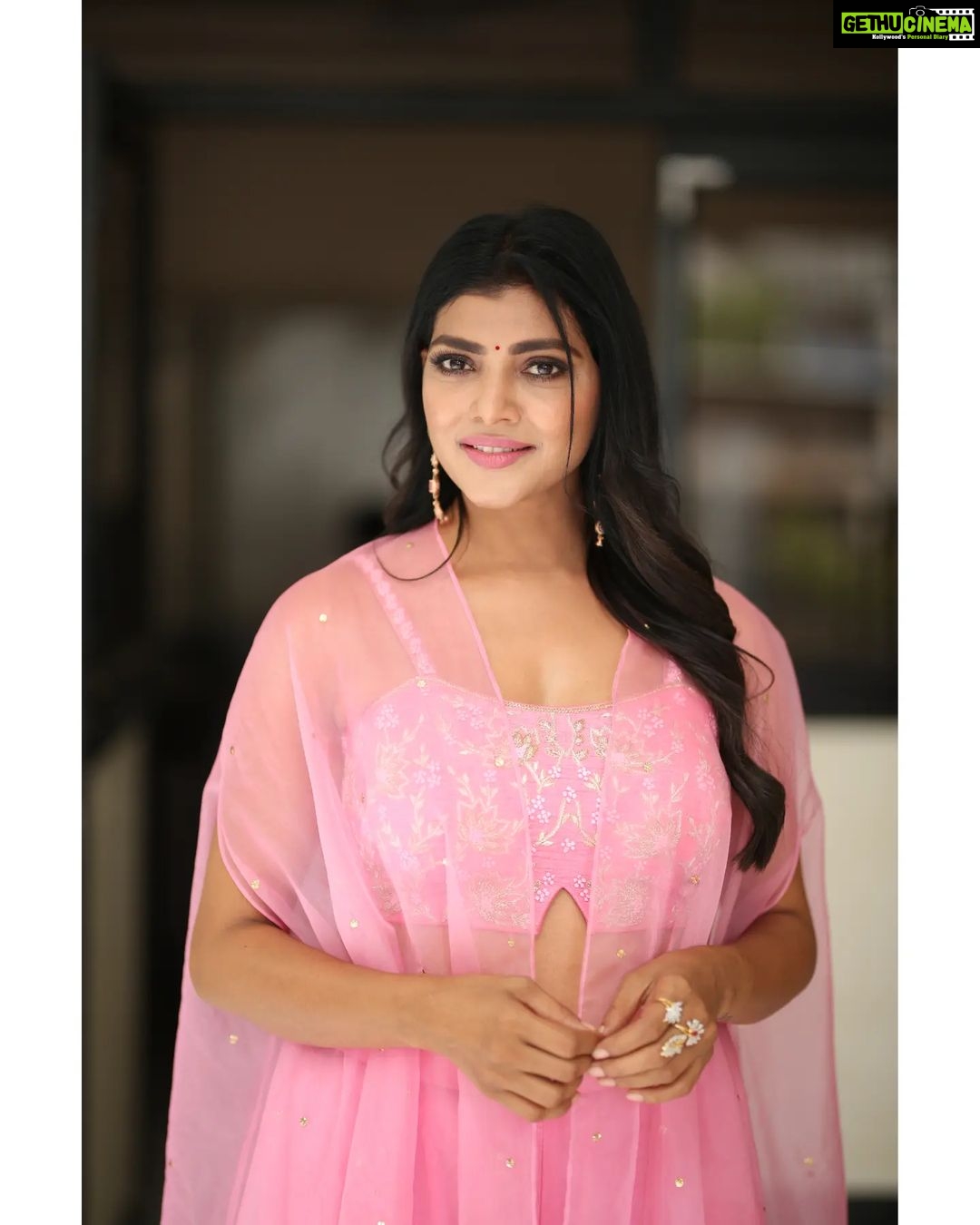 Lahari Shari Instagram - π Living my best life, feeling on cloud nine! β¨ Happiness is the key to everything, and I've found it! πβ¨ Every day is a new opportunity to smile, laugh, and spread positivity. πβ¨ Stylist : @adamohyd Attire : @ohanahyd Photographer : @ganeshpeddireddy #HappinessIsContagious #LivingMyBestLife #FeelingBlessed #SmileMoreWorryLess #PositiviteVibesOnly #GraetfulHeart #PureBliss #HappyVibesOnly #LifeIsGood #BlessedBeyondMeasure Hyderabad
