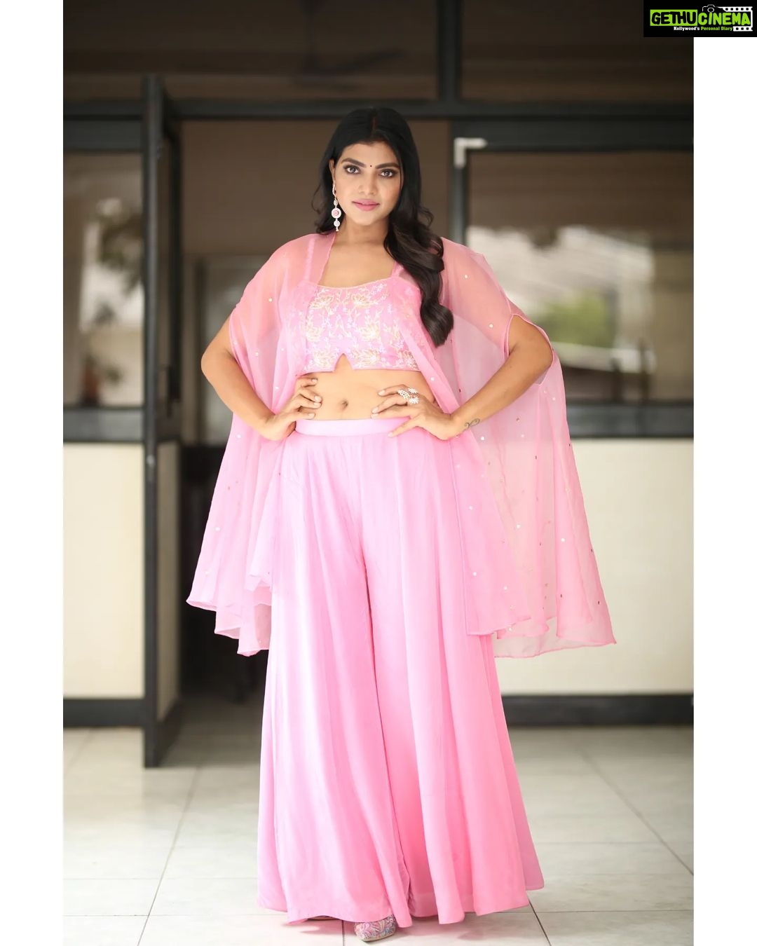 Lahari Shari Instagram - Standing tall, Embracing the awesomeness of life! Soaking up the happy vibes and feeling happy for the moments like this. 📸✨ Stylist : @adamohyd Attire : @ohanahyd Photographer : @ganeshpeddireddy #Posing #StandingTall #Smiling #HappyLife #PosingPerfection #SmileAndShine #GoodVibesOnly #LifeIsAwesome #HappinessOverload Hyderabad