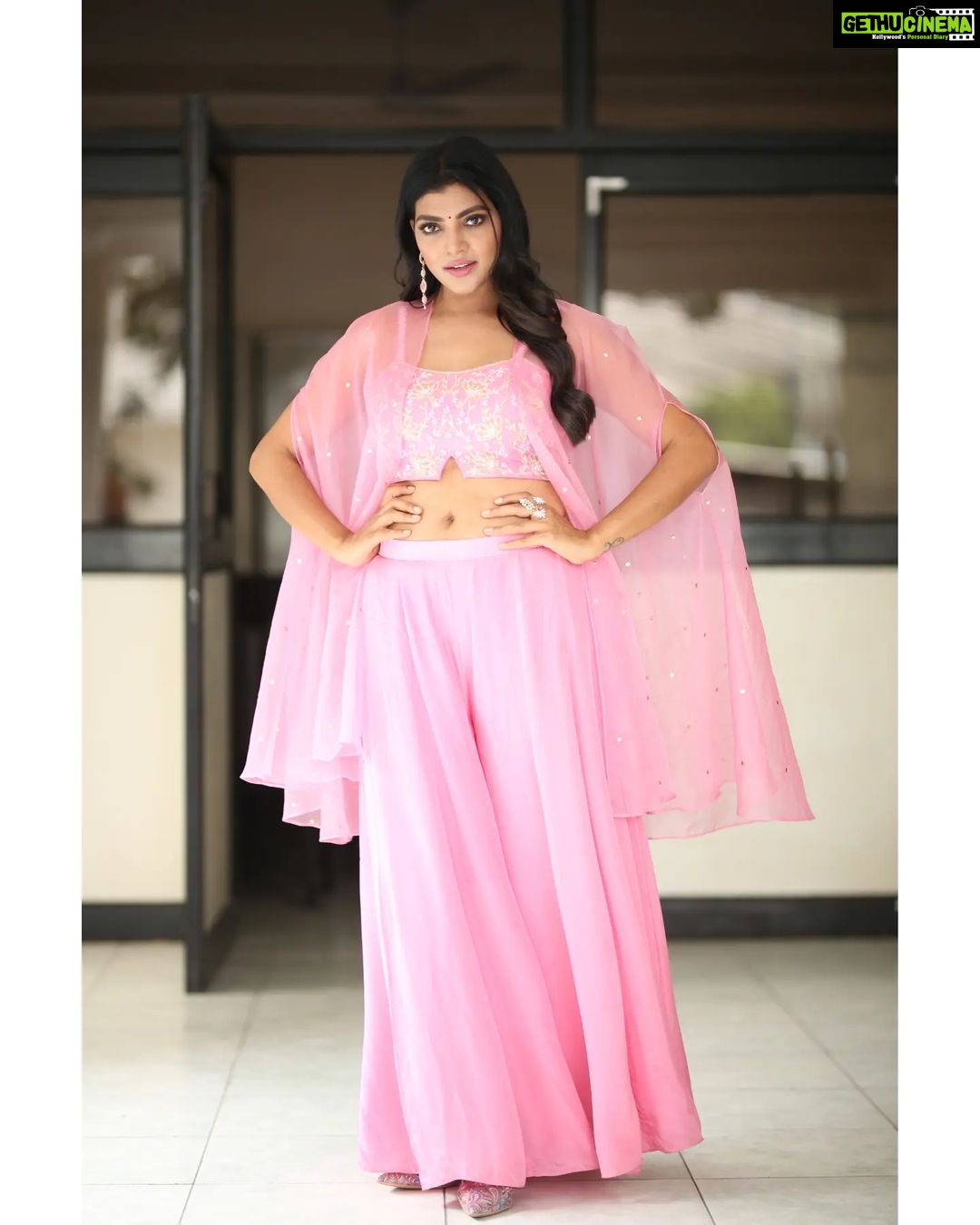 Lahari Shari Instagram - Standing tall, Embracing the awesomeness of life! Soaking up the happy vibes and feeling happy for the moments like this. 📸✨ Stylist : @adamohyd Attire : @ohanahyd Photographer : @ganeshpeddireddy #Posing #StandingTall #Smiling #HappyLife #PosingPerfection #SmileAndShine #GoodVibesOnly #LifeIsAwesome #HappinessOverload Hyderabad
