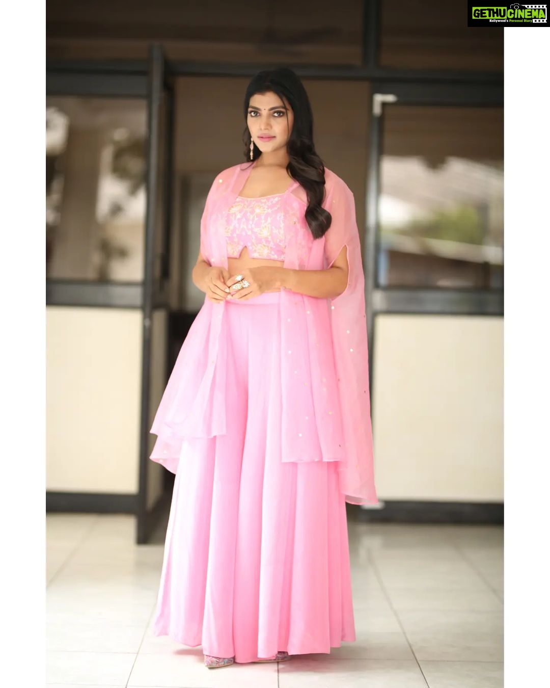 Lahari Shari Instagram - Standing tall, Embracing the awesomeness of life! Soaking up the happy vibes and feeling happy for the moments like this. 📸✨ Stylist : @adamohyd Attire : @ohanahyd Photographer : @ganeshpeddireddy #Posing #StandingTall #Smiling #HappyLife #PosingPerfection #SmileAndShine #GoodVibesOnly #LifeIsAwesome #HappinessOverload Hyderabad