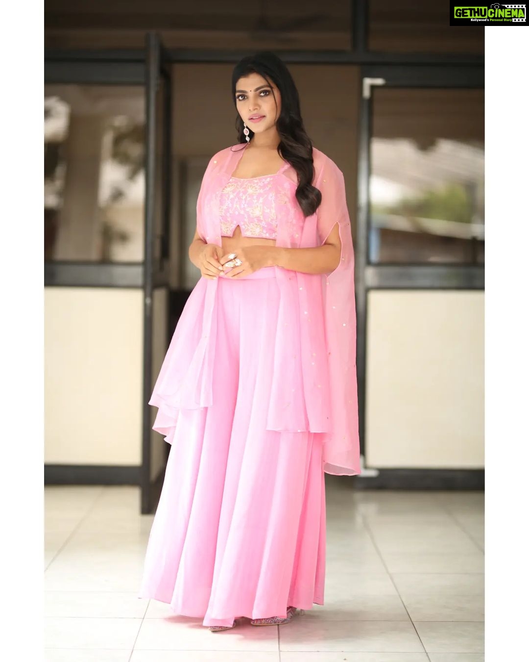 Lahari Shari Instagram - Standing tall, Embracing the awesomeness of life! Soaking up the happy vibes and feeling happy for the moments like this. 📸✨ Stylist : @adamohyd Attire : @ohanahyd Photographer : @ganeshpeddireddy #Posing #StandingTall #Smiling #HappyLife #PosingPerfection #SmileAndShine #GoodVibesOnly #LifeIsAwesome #HappinessOverload Hyderabad