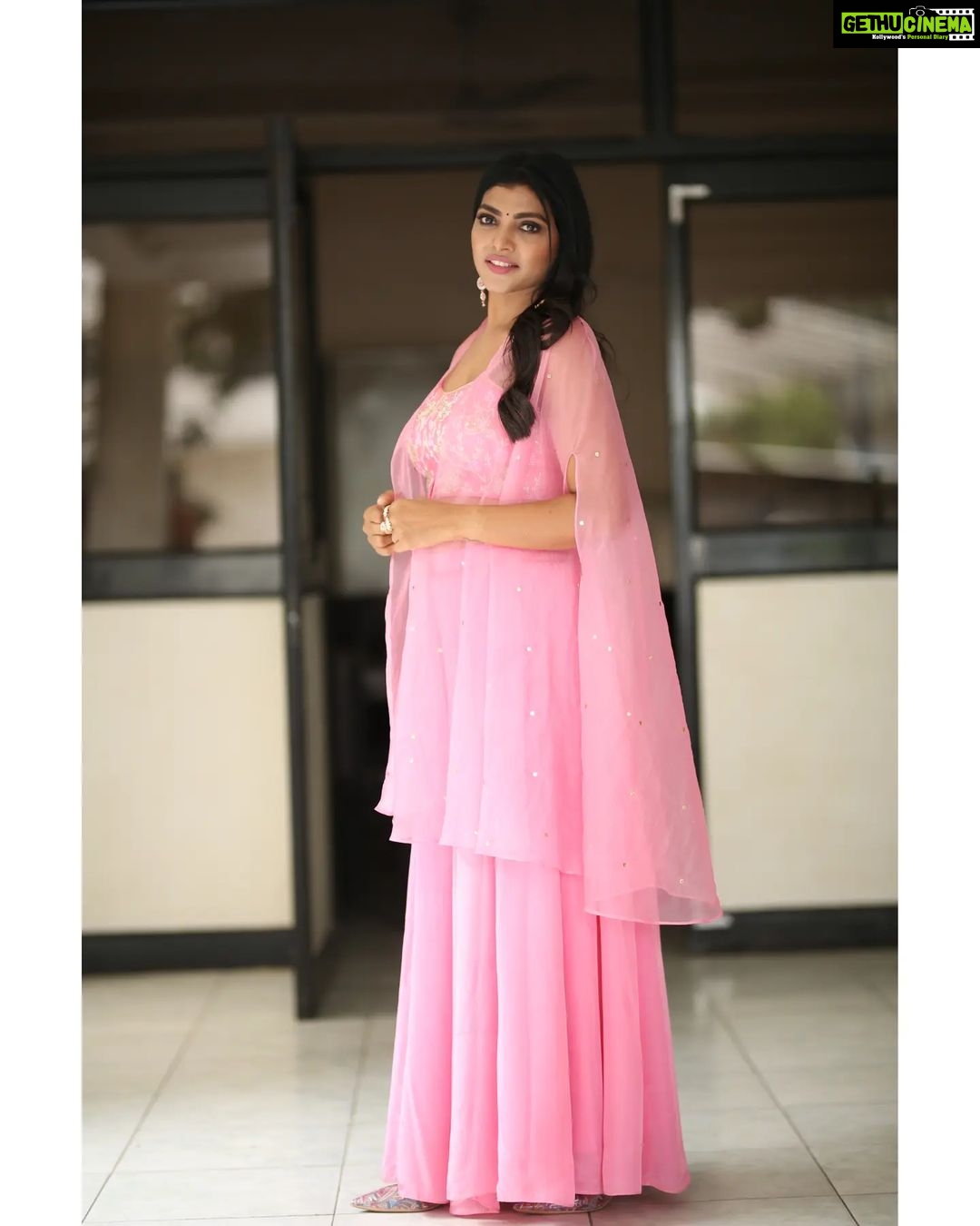 Lahari Shari Instagram - Standing tall, Embracing the awesomeness of life! Soaking up the happy vibes and feeling happy for the moments like this. 📸✨ Stylist : @adamohyd Attire : @ohanahyd Photographer : @ganeshpeddireddy #Posing #StandingTall #Smiling #HappyLife #PosingPerfection #SmileAndShine #GoodVibesOnly #LifeIsAwesome #HappinessOverload Hyderabad