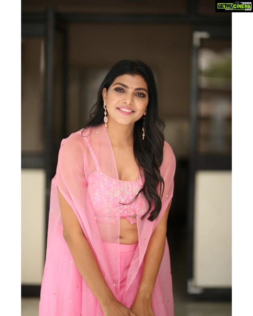 Lahari Shari Instagram - Standing tall, Embracing the awesomeness of life! Soaking up the happy vibes and feeling happy for the moments like this. 📸✨ Stylist : @adamohyd Attire : @ohanahyd Photographer : @ganeshpeddireddy #Posing #StandingTall #Smiling #HappyLife #PosingPerfection #SmileAndShine #GoodVibesOnly #LifeIsAwesome #HappinessOverload Hyderabad
