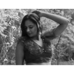 Lakshmi Priyaa Chandramouli Instagram - 🖤 Shot by the brilliant @madwhoworks #PhotoShoot #ActorsLife #KollywoodActress #TamilActress #TamilPonnu #SelfStyling #SelfMakeUp #LakshmiPriyaaChandramouli #WorkLife #Experiments #GratitudeAlways #GratitudeAllDayEveryDay #EcrPhotoShoot #DreamWithoutFear #LoveWithoutLimits