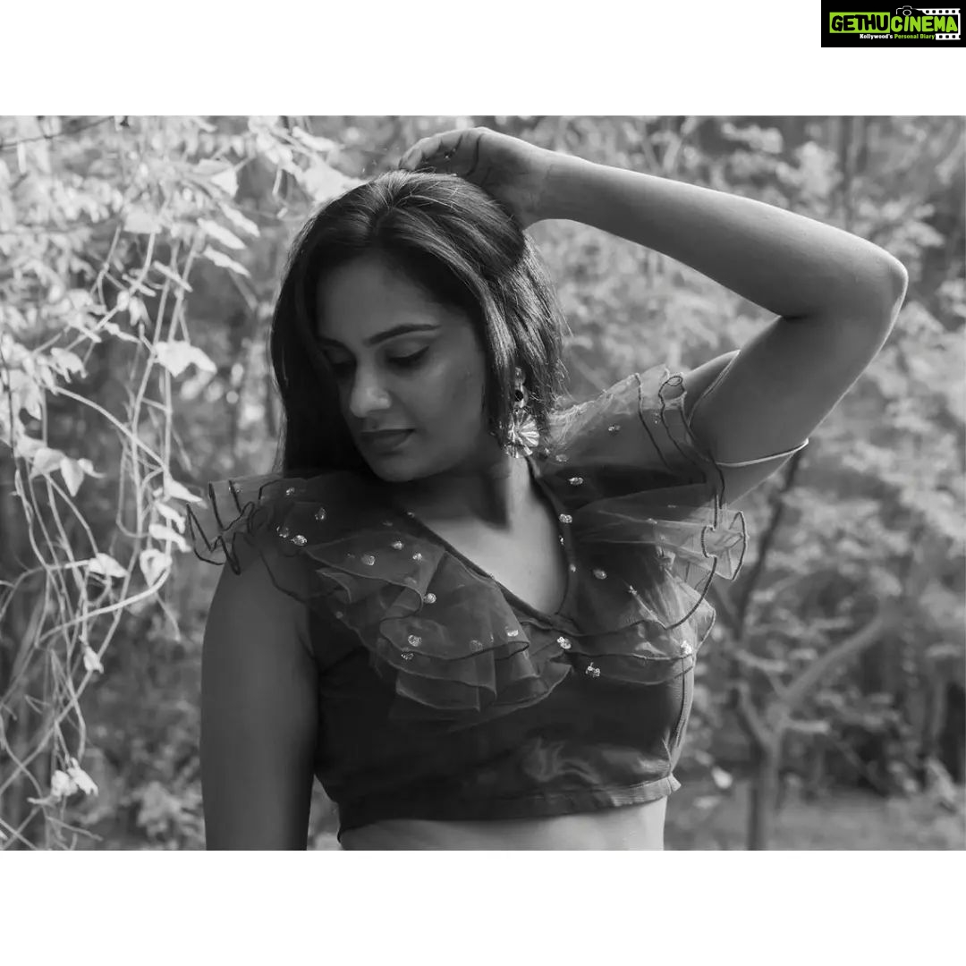 Lakshmi Priyaa Chandramouli Instagram - 🖤 Shot by the brilliant @madwhoworks #PhotoShoot #ActorsLife #KollywoodActress #TamilActress #TamilPonnu #SelfStyling #SelfMakeUp #LakshmiPriyaaChandramouli #WorkLife #Experiments #GratitudeAlways #GratitudeAllDayEveryDay #EcrPhotoShoot #DreamWithoutFear #LoveWithoutLimits