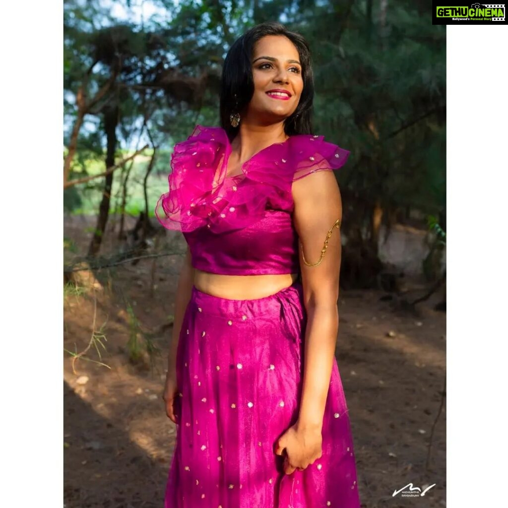 Lakshmi Priyaa Chandramouli Instagram - 🌺💗 Shot by the brilliant @madwhoworks #PhotoShoot #ActorsLife #KollywoodActress #TamilActress #TamilPonnu #SelfStyling #SelfMakeUp #LakshmiPriyaaChandramouli #WorkLife #Experiments #GratitudeAlways #GratitudeAllDayEveryDay #EcrPhotoShoot #DreamWithoutFear #LoveWithoutLimits ECR