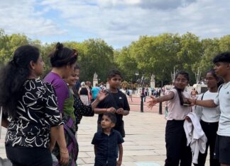 Lakshmy Ramakrishnan Instagram - Where ever we are, any part of the world, happy to meet #SollvathellamUnmai followers❤️ #AreYouOkBaby has some solid connection with my experience as the anchor of the much talked about, hugely successful , reality talk show ❤️
