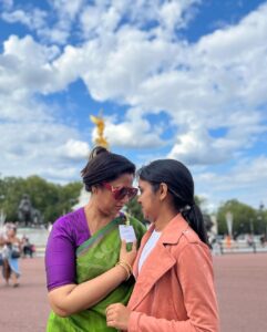 Lakshmy Ramakrishnan Instagram - Where ever we are, any part of the world, happy to meet #SollvathellamUnmai followers❤️ #AreYouOkBaby has some solid connection with my experience as the anchor of the much talked about, hugely successful , reality talk show ❤️