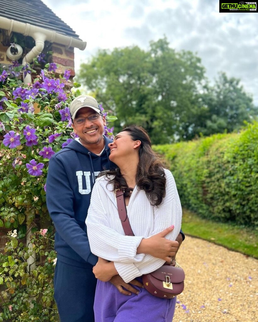 Lara Dutta Instagram - Find a man with a wicked sense of humour, who will make sure all your photos together don’t have you looking into camera ‘cause you’re too busy laughing at his goofiness!! 😍😍. @mbhupathi