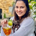 Lara Dutta Instagram - Sunday day! Pimms o’clock! 🍹 ⛅️ Haha!! Wishful thinking on my part! Working Sunday for me!!