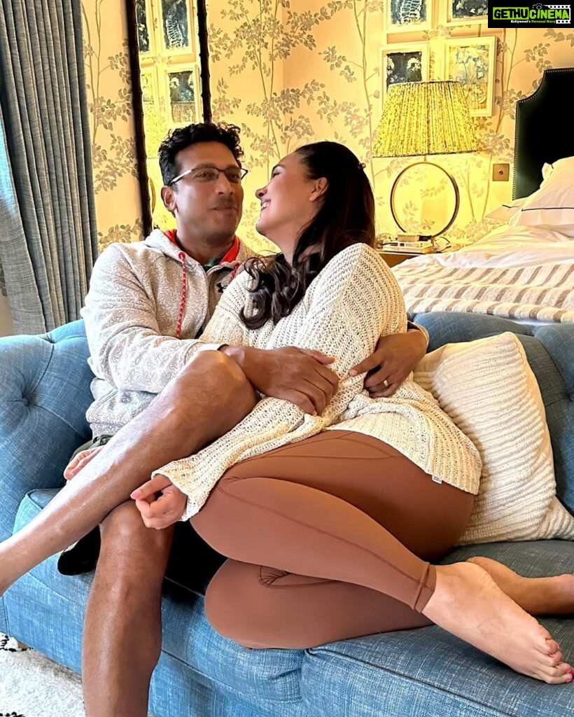 Lara Dutta Instagram - Find a man with a wicked sense of humour, who will make sure all your photos together don’t have you looking into camera ‘cause you’re too busy laughing at his goofiness!! 😍😍. @mbhupathi