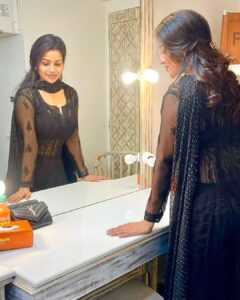 Leesha Instagram - If ur waiting for your next  love❤️ 
look in the mirror 🤗💋

love ur self 🫣

#workmode #shootmodeon🎬 #blacklove #happyface #shootmode #vanitymirror #myalltimefavoritespot #bayou #kind #peace #balcklover🖤 #smilealways
