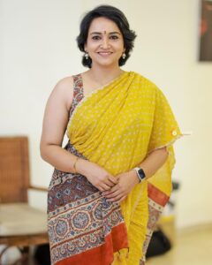 Lena Kumar Instagram - Yellow! How are you? 

#saree #yellow #fusion #kerala #swapnamantra #monsoon #rains #traditional  #bharat #sunday @3leaf_photography