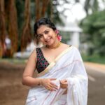 Leona Lishoy Instagram - Happy August ♥️ 📸: @vyshnavphotographer Saree & accessories @verandahstore