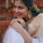 Leona Lishoy Instagram - Embrace the Elegance of Onam! Step into the enchanting world of Verandah's Onam & festive collection sarees and be mesmerized by the timeless beauty they behold. Complement your saree with handcrafted jewelry that whispers stories of artistry and craftsmanship. Visit us or dm to send them to your loved ones. Dop: @sooraj_ijk Photographer: @vyshnavphotographer Edit: @mr.madeditz Location: @verandahstore #verandah #verandahstore #curatedcollection #conceptstore #whiteandgold #jewellery #keralasaree #kerala #keralagram #keralagodsowncountry #saree #onam #keralawedding #keralabride #sareelove #keralastyle #traditionalsaree #sareelovers #fashion #instagram #bridalsarees #traditionalwear #onamsaree #traditional #thrissur #onamcollections #linensaree #onamsarees #kasavusaree #linenkasavusarees