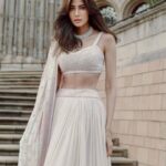 Lisa Haydon Instagram - My gorgeous sister @malika.haydon in stunning @sawangandhiofficial @sawangandhi_sg 🤍💕 #bridalparty Natural History Museum, London