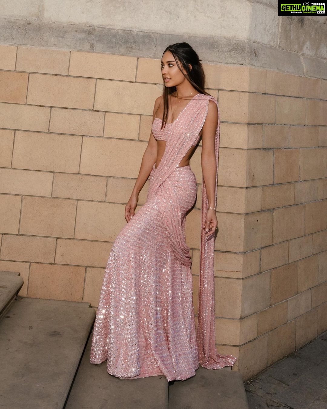 Lisa Haydon Instagram - Loved this look so much by @arpitamehtaofficial 💕💕pop art in a sari! Wish we could do it all over again because my sister’s wedding might have been the most fun we’ve ever had, and there is no other outfit I would have rather danced the night away in. 📸 @moeez Natural History Museum