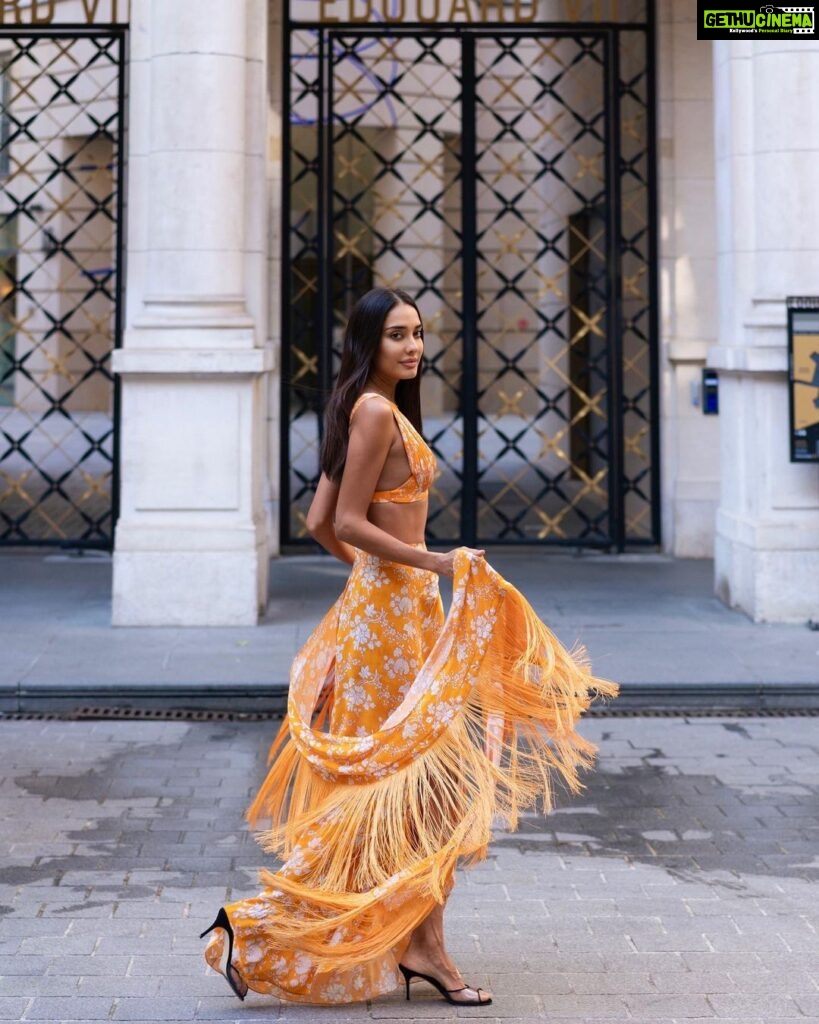 Lisa Haydon Instagram - Paris strolls with @arpitamehtaofficial 🧡🧡 📸 @alina.sepp Paris, France