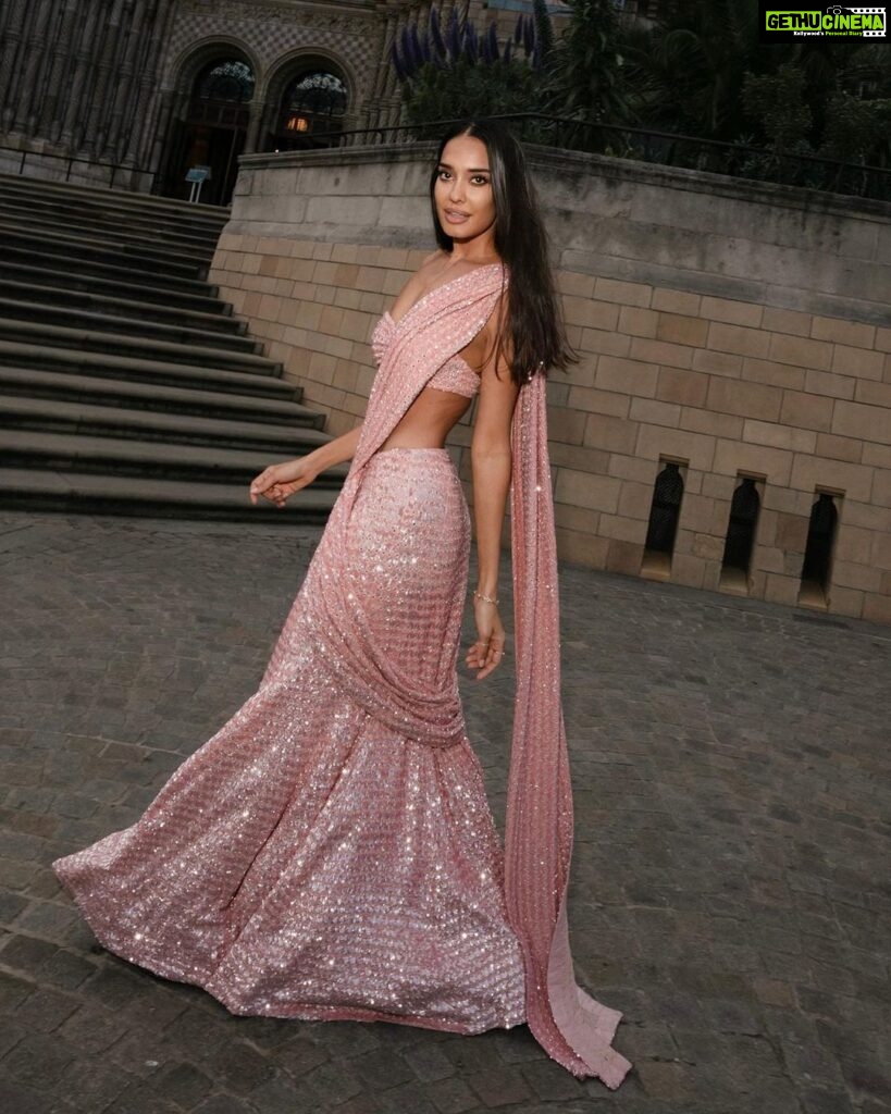 Lisa Haydon Instagram - Loved this look so much by @arpitamehtaofficial 💕💕pop art in a sari! Wish we could do it all over again because my sister’s wedding might have been the most fun we’ve ever had, and there is no other outfit I would have rather danced the night away in. 📸 @moeez Natural History Museum
