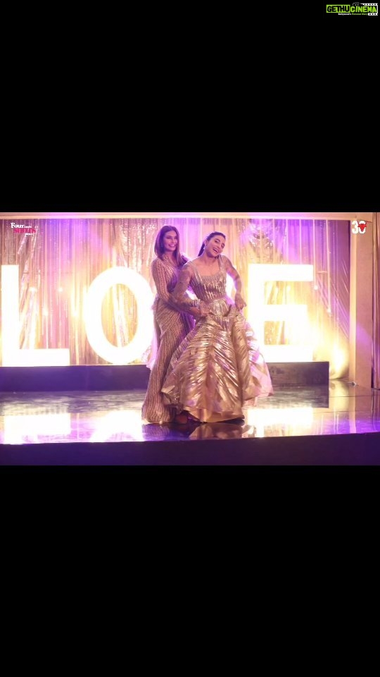 Lisa Ray Instagram - Take a screenshot and share your moment of Umara love tagging us in your story! #umara #fourmoreshotsplease #StorytellersToTheWorld #30yearsofPNC @pritishnandy2018 @rangitapritishnandy @ishitapritishnandy @directormenon @devikabhagat7 @_ishita_moitra_ @banij @lisaraniray Mumbai, Maharashtra