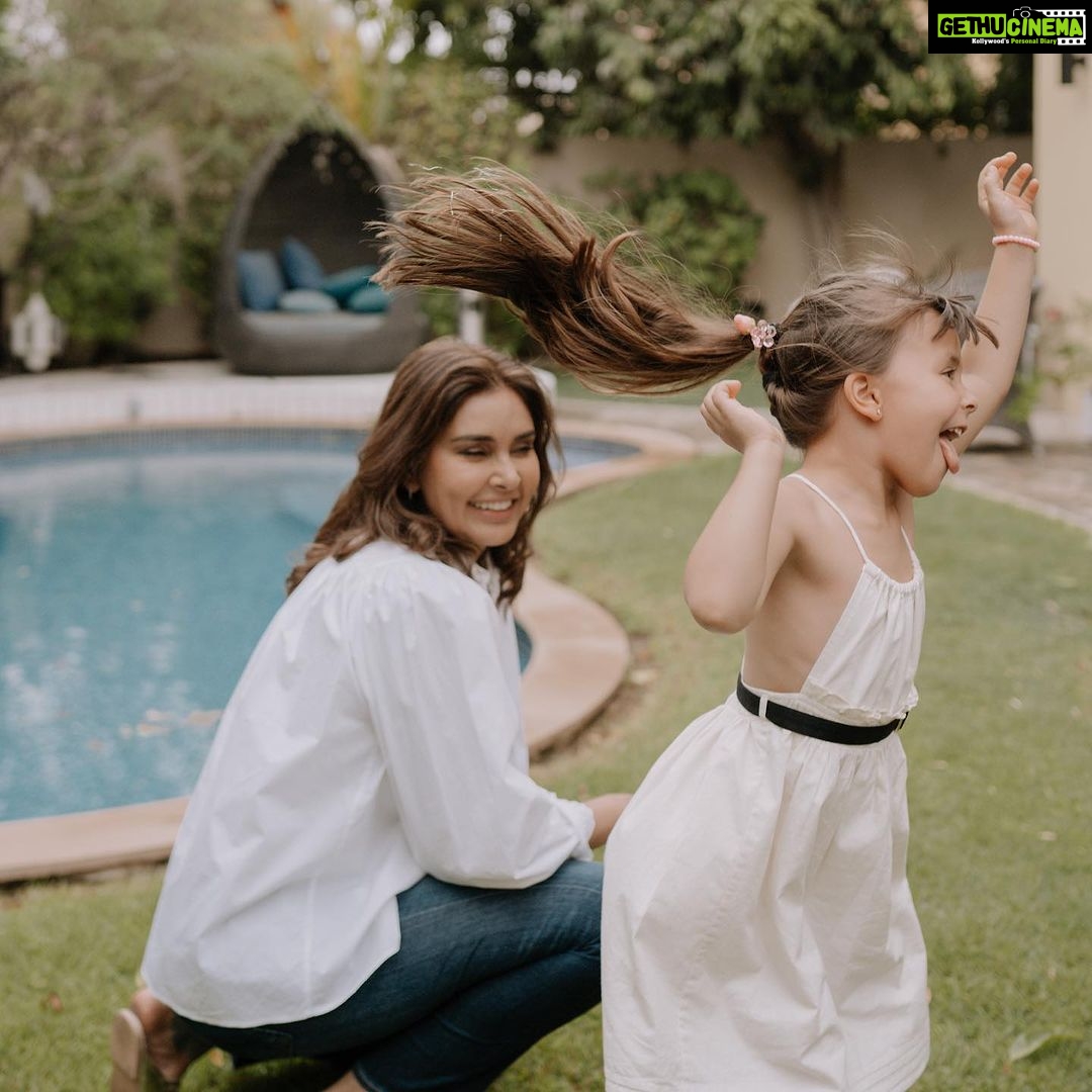 Lisa Ray Instagram - It has been a good summer. Thanks to my gal @by.ushma for finding the moments. Best photographer around! Thanks @makeupbymaitreyi and @thefirstfeather for Sufi and Soleil’s sweet dresses 👗 Dubai, UAE