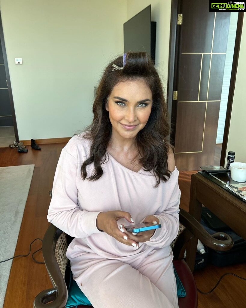 Lisa Ray Instagram - Coordinating school schedules and birthday plans for Sufi and Soleil in Dubai while on location in Delhi. Back in the makeup chair with my absolute fab MUH and human being @anukaushikstudio The Oberoi, New Delhi