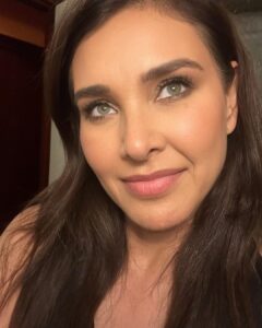 Lisa Ray Instagram - Thanks @makeupbymaitreyi for lovely makeup last night. This is also proof that you never stop growing - I mean look at my nose 😅