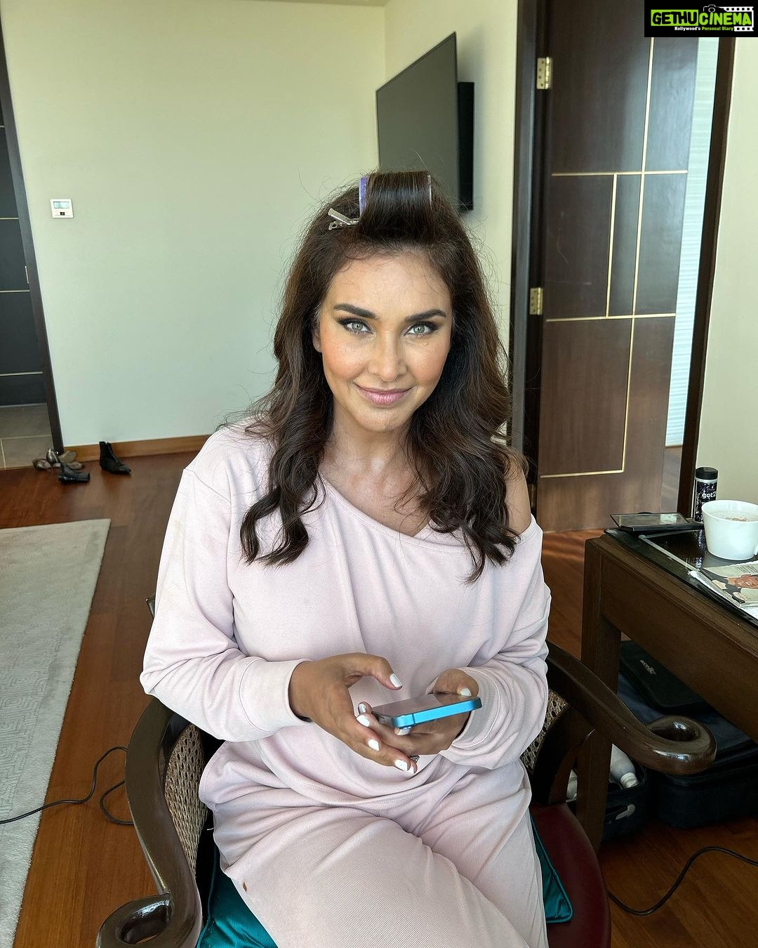 Lisa Ray Instagram - Coordinating school schedules and birthday plans for Sufi and Soleil in Dubai while on location in Delhi. Back in the makeup chair with my absolute fab MUH and human being @anukaushikstudio The Oberoi, New Delhi