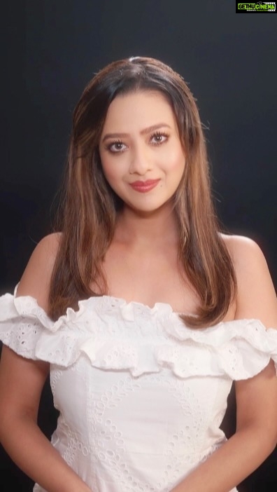 Madalsa Sharma Instagram - Hey Fan-mily ❤️ Elated to share this Golden Opportunity for all Aspiring Makeup Artists, Hair Stylists & Fashion Stylists to learn & train from the Best and be a part of Indian Film & Tv fraternity. Only at “ IMUSE Academy “ - India’s 1st Truly International Makeup, Hair & Fashion Styling Academy, Now in MUMBAI! 💥 ENROL NOW & I shall see you soon there 🤗💐 Choose Your Freedom, Choose Your Self! @imuseacademy @nehaadhvikmahajan A Film by @adhvik_official #freedomofchoice #creatingglobalartists #imuseacademy #makeup #hair #fashionstyling
