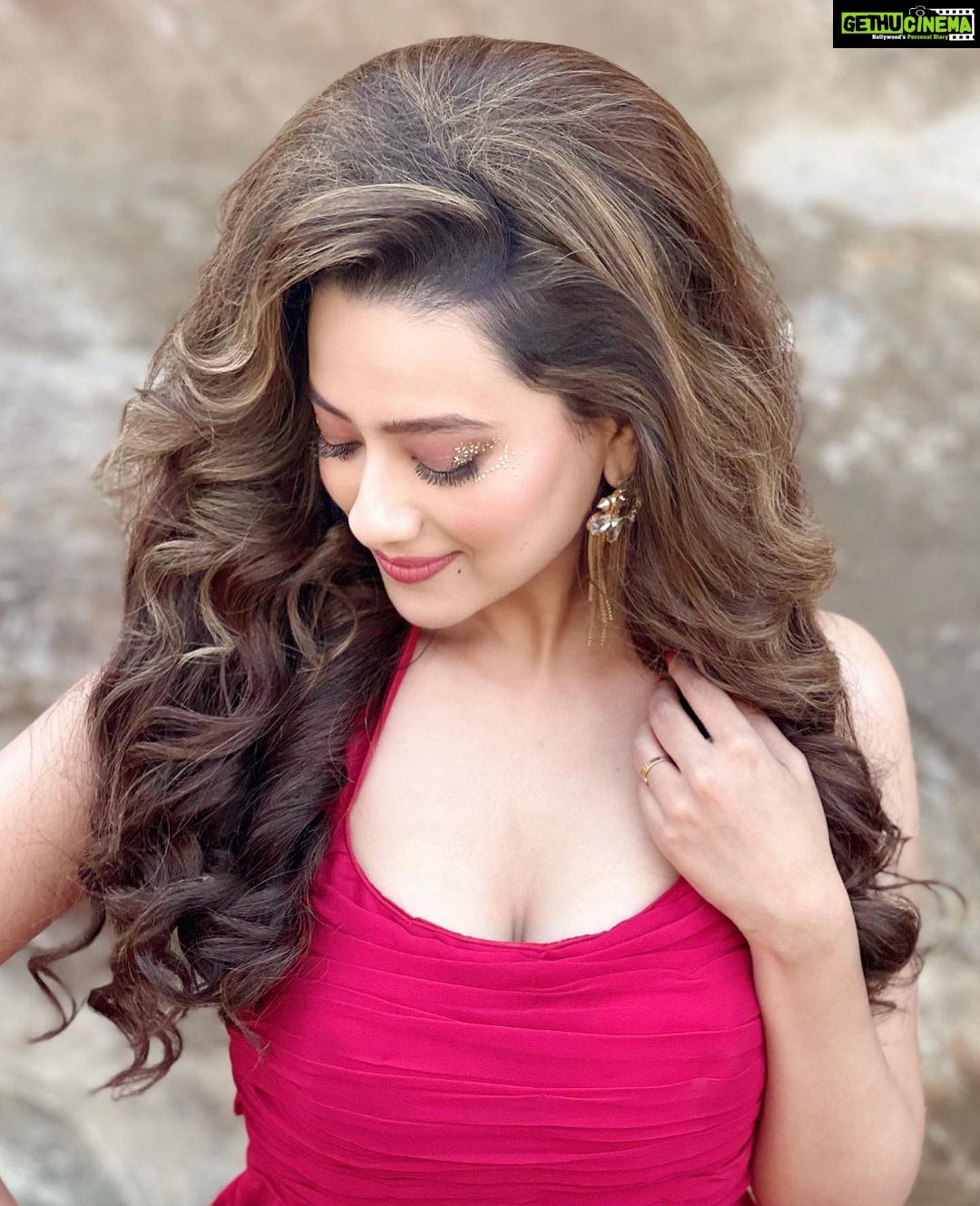 Madalsa Sharma Instagram - Grace, elegance, and a touch of glamor….✨ . . . . #glam #thoughtoftheday #madalsasharma #kavya #picoftheday #postoftheday #instadaily #instapic #instagood #instamood #mood #love #actorslife