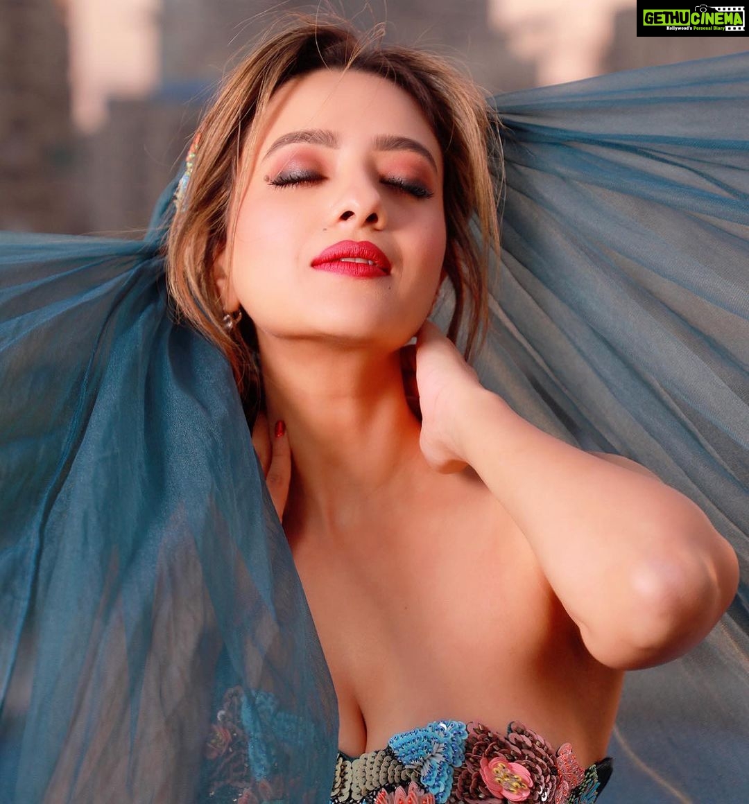 Madalsa Sharma Instagram - I wanna trust, then I wanna fall …. Tell me that you'll catch me when I trust fall….💖 📸 @artographybysagar . . . . #quoteoftheday #thoughtoftheday #madalsasharma #kavya #picoftheday #postoftheday #instadaily #instapic #instagood #instamood #mood #love #actorslife